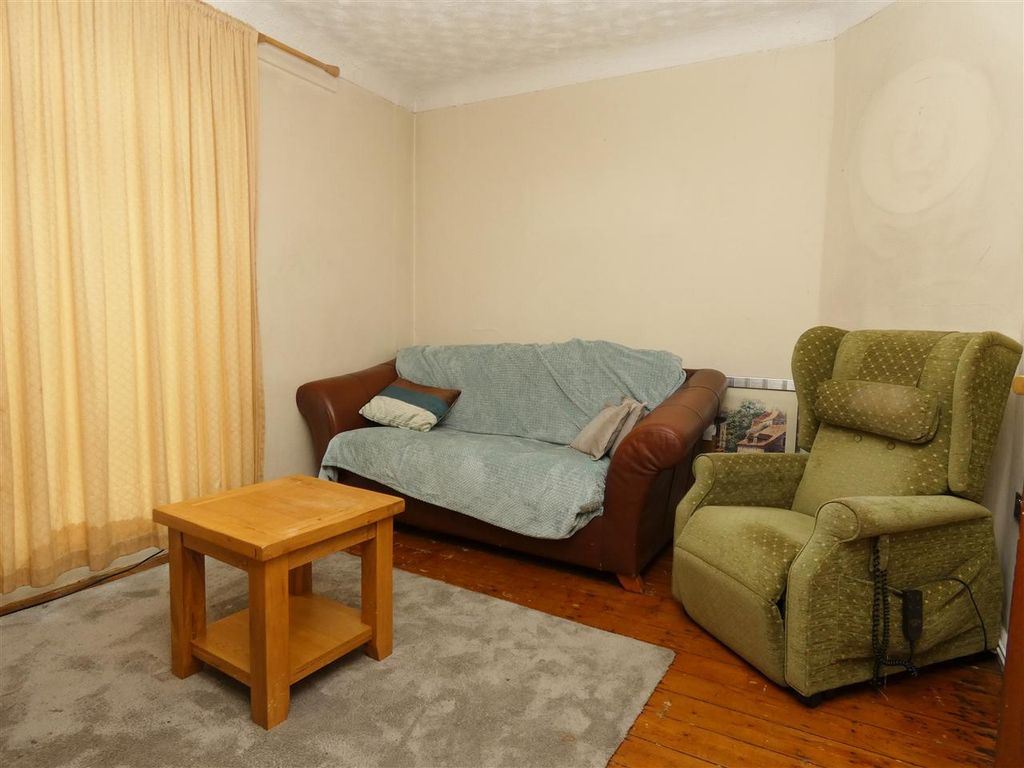 Property photo 3 of 13 Lounge