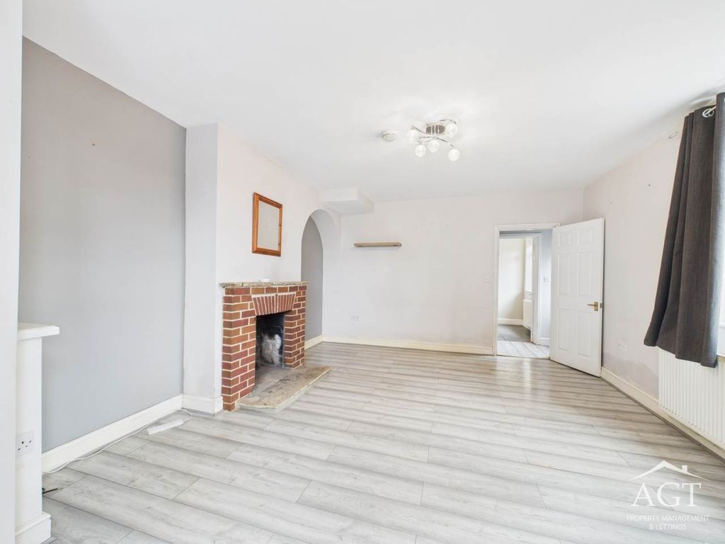 Property photo 3 of 18 Lounge