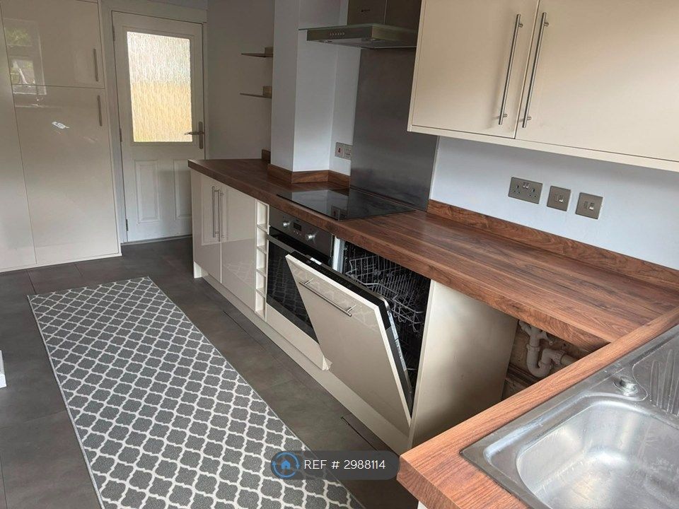 Property photo 3 of 8 Kitchen