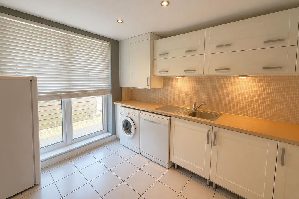 Property photo 3 of 18 Kitchen