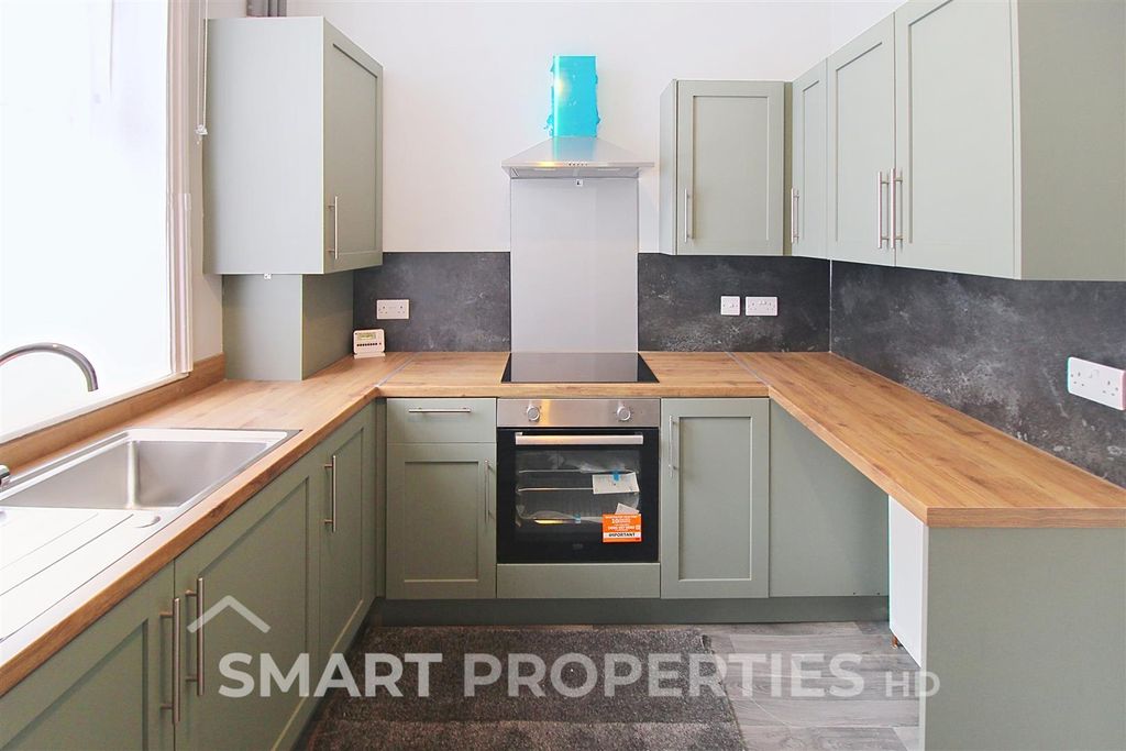 Property photo 3 of 8 Kitchen