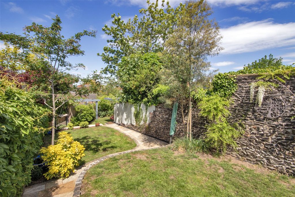 Property photo 3 of 18 Garden