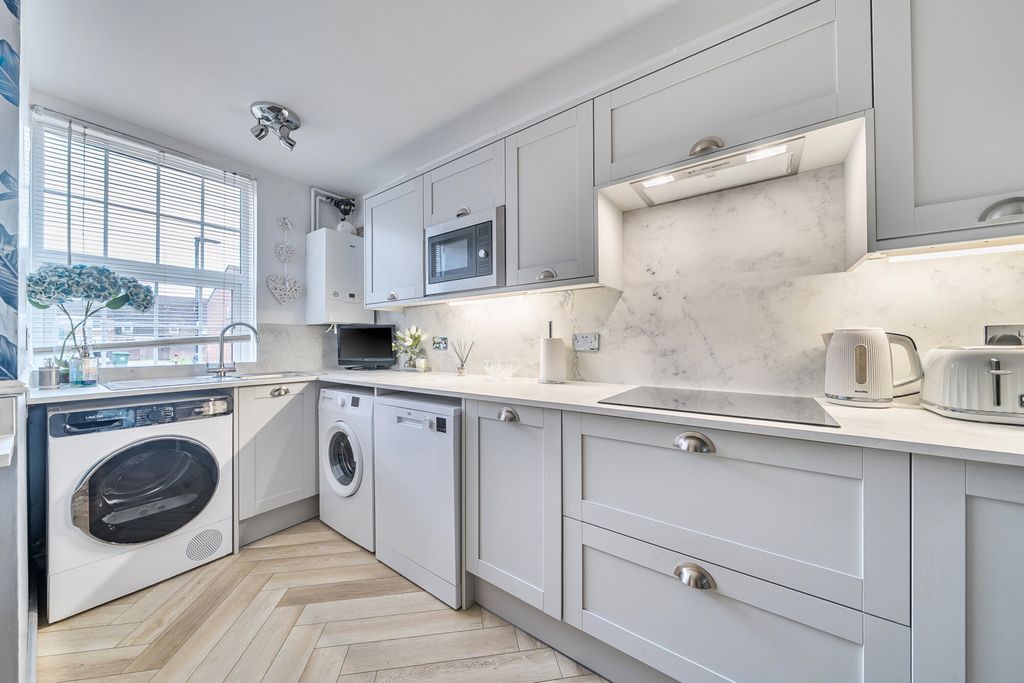 Property photo 3 of 17 Kitchen