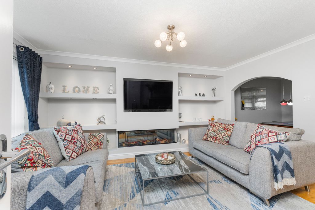 Property photo 2 of 26 33 Birkdale Park 05