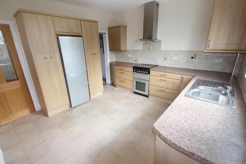 Property photo 2 of 10 Dining Kitchen