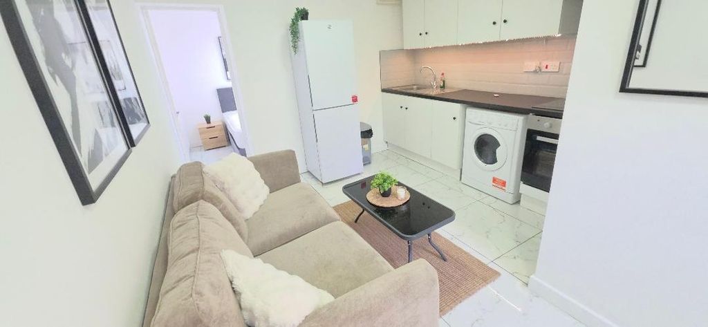 Property photo 1 of 10 Bright Open-Plan Lounge And Modern Kitchen...
