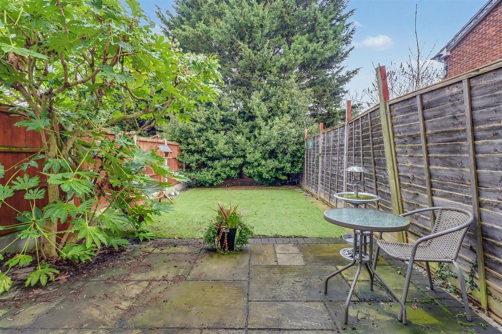 Property photo 3 of 12 19 Bridge House Close-11.Jpg