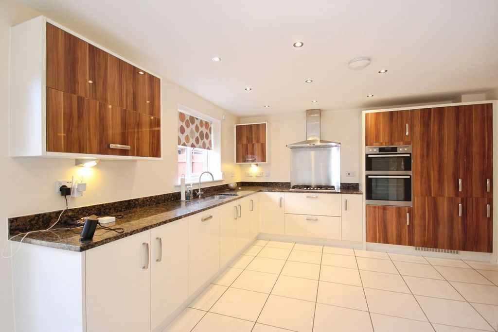 Property photo 2 of 18 Kitchen