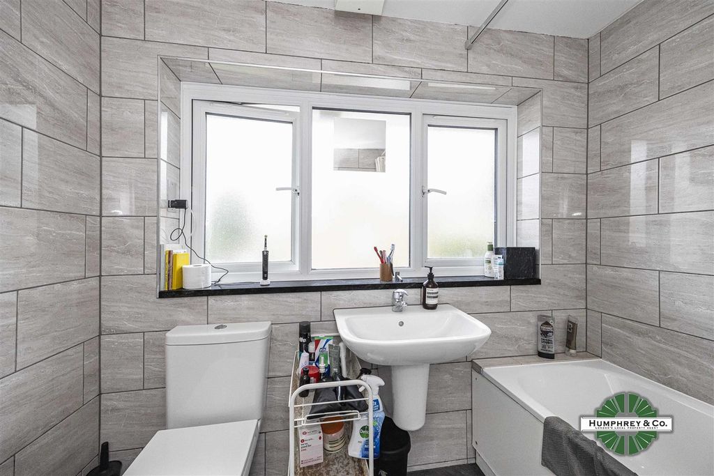 Property photo 2 of 21 132 Lower Clapton Road -013.Jpg