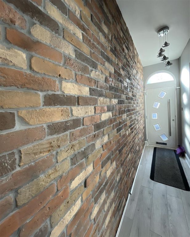 Property photo 2 of 21 Hallway.Jpg