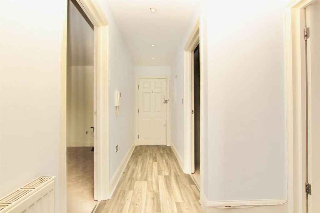 Property photo 3 of 14 Frome Road, N22