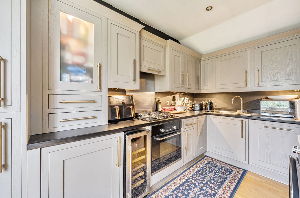 Property photo 3 of 11 1409743-2-698B232...