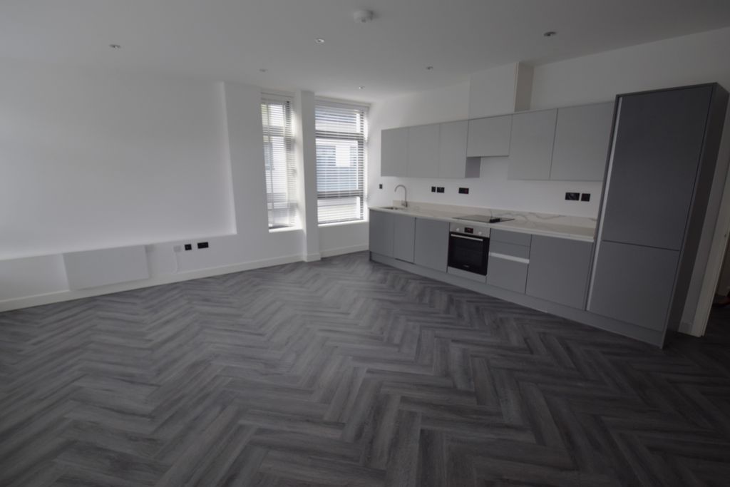 Property photo 1 of 10 3 Bedroom First Floor Apartment In The Vibrant Heart Of Southend-On-Sea City