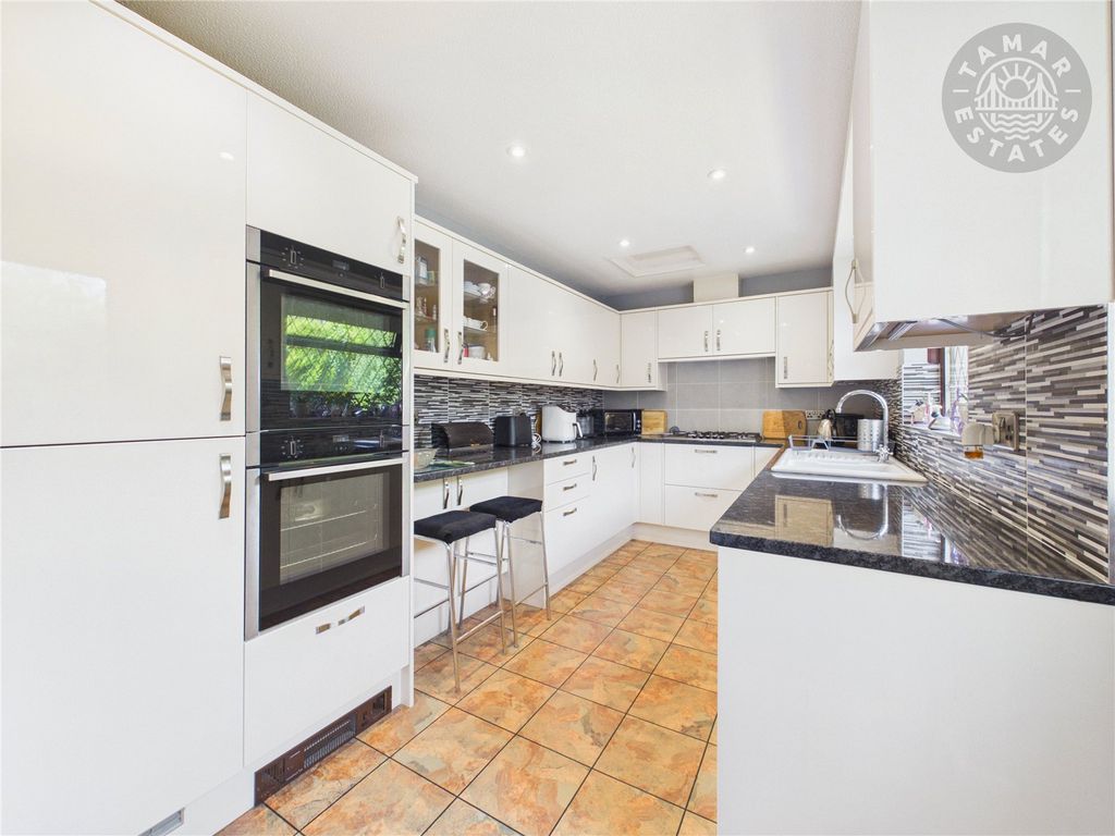 Property photo 2 of 19 Kitchen