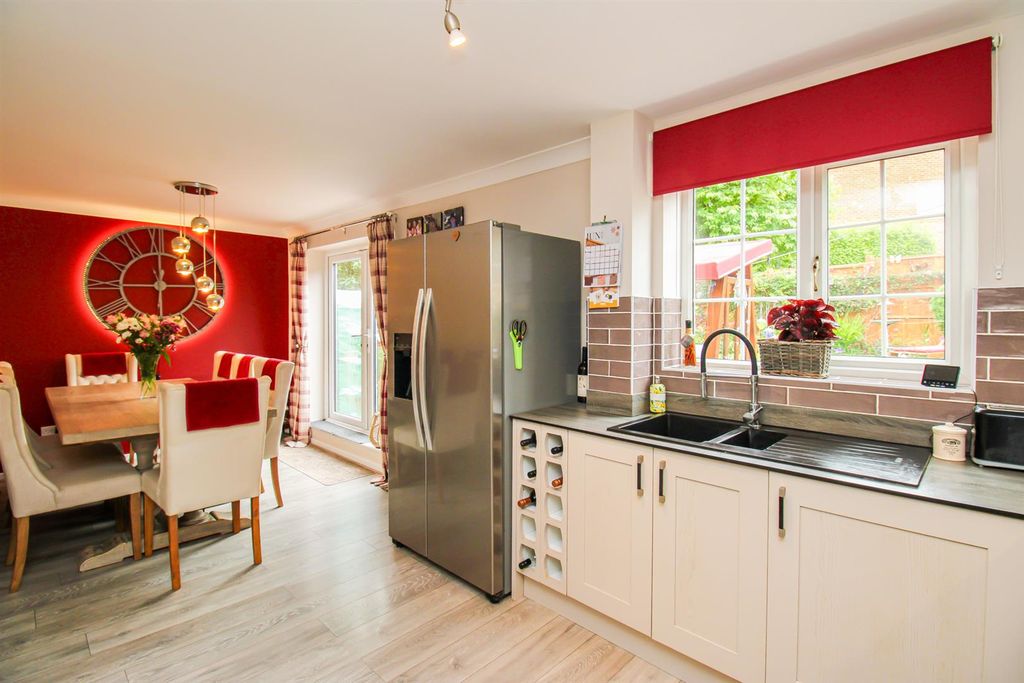 Property photo 3 of 16 Kitchen Diner
