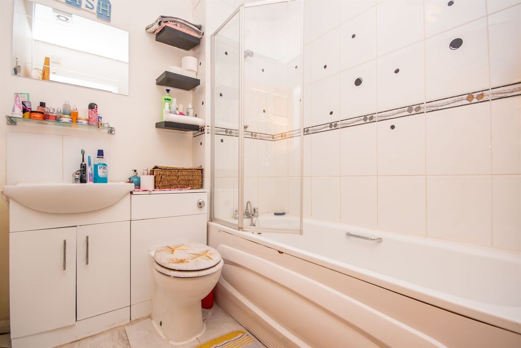 2 bed flat for saleMill Road, Kettering NN16 photo 5