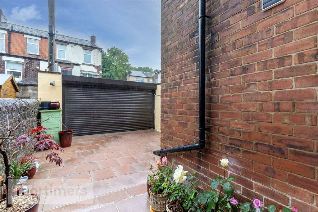 Property photo 3 of 20 Parking/Garden