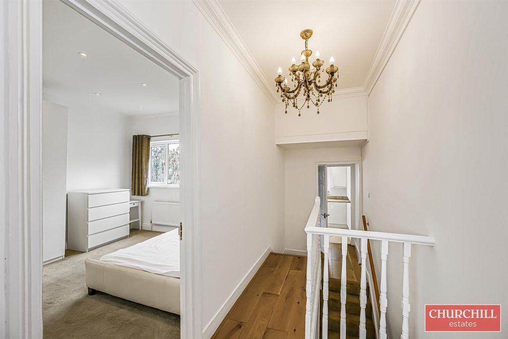 Property photo 3 of 18 Hall