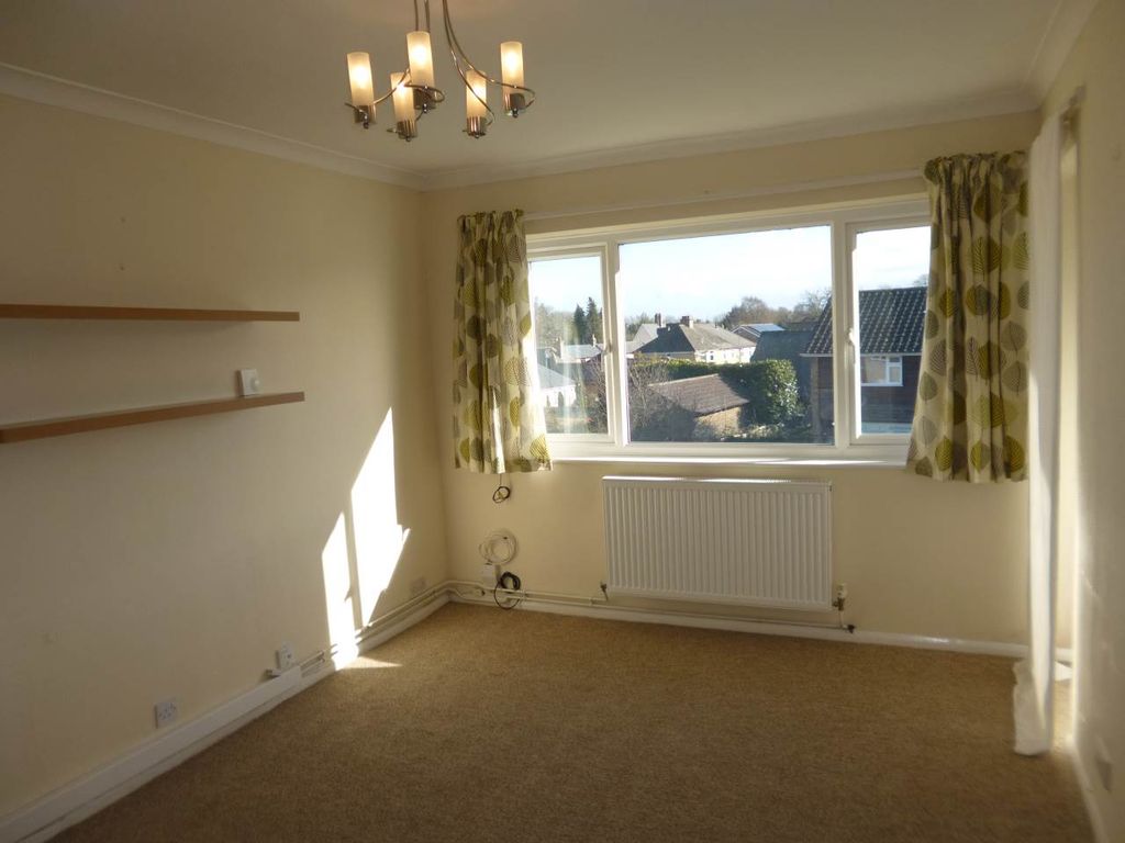 Property photo 2 of 6 Clare Court 8A Living Room