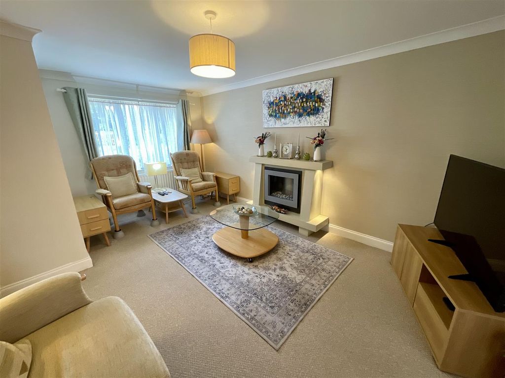 Property photo 3 of 19 Lounge