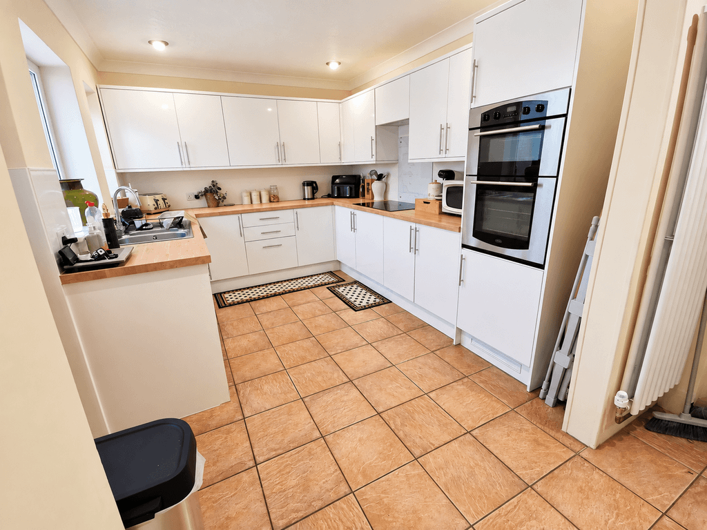 Property photo 3 of 12 Kitchen 1