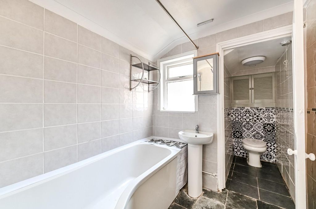 Property photo 3 of 11 Bathroom