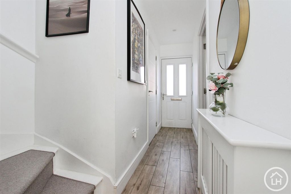 Property photo 2 of 19 Hallway