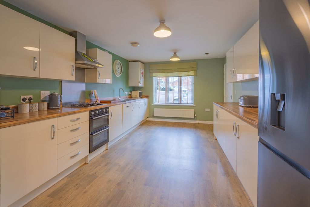 Property photo 3 of 17 Ewemove Taunton 78 Dragon Rise (10)