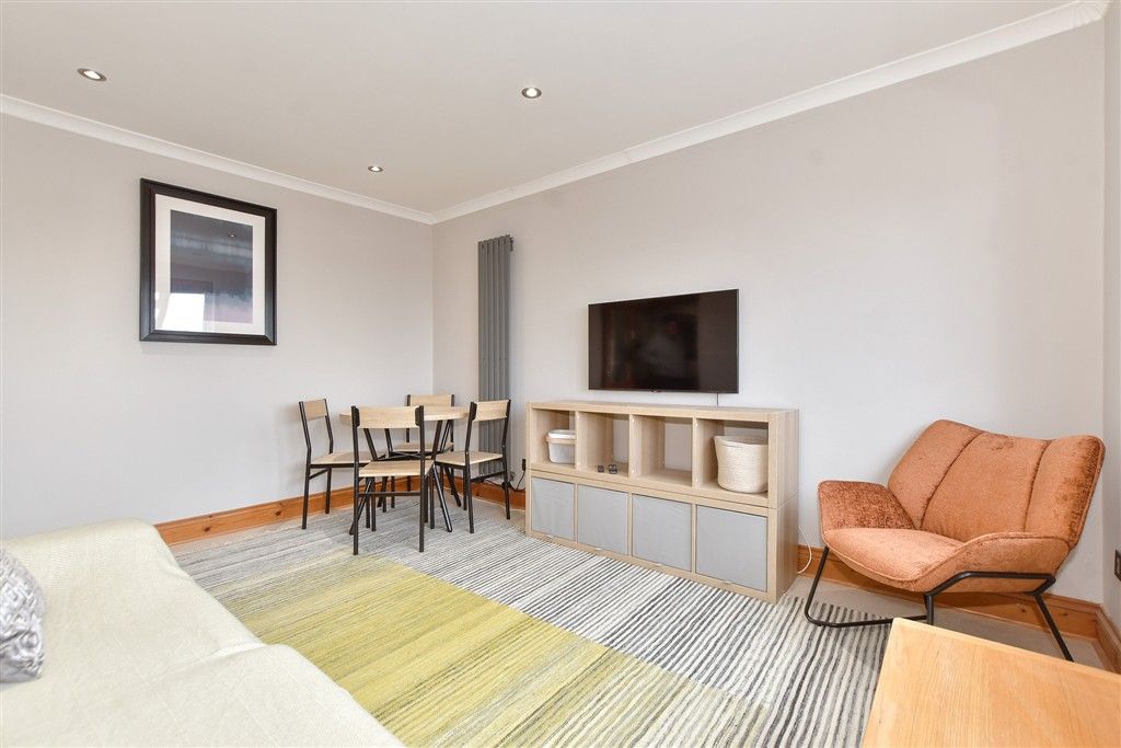 Property photo 2 of 11 Lounge