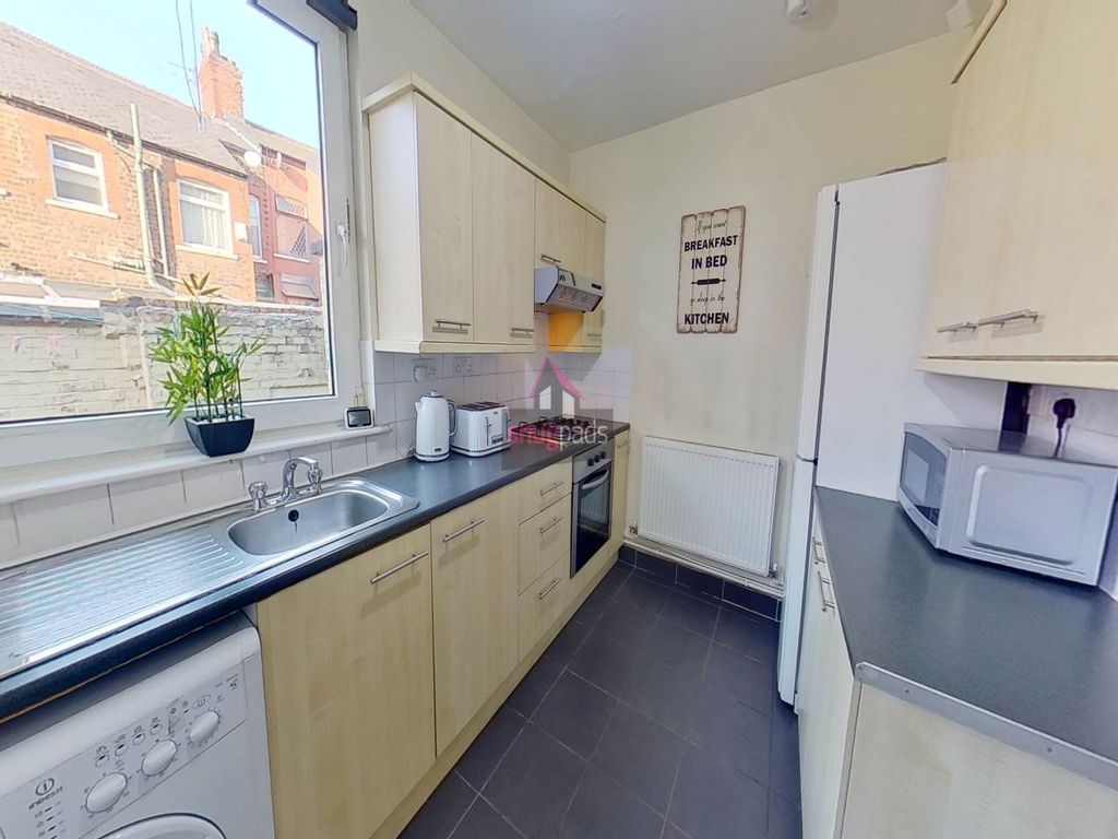 Property photo 2 of 6 Kitchen