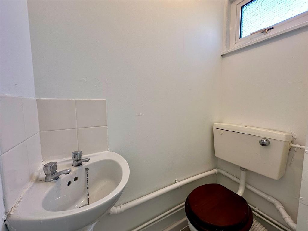 Property photo 3 of 17 Cloakroom