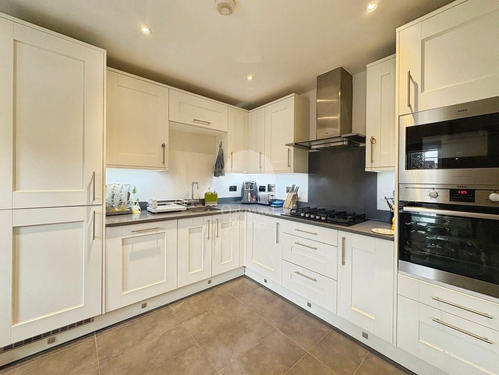 Property photo 2 of 11 Kitchen