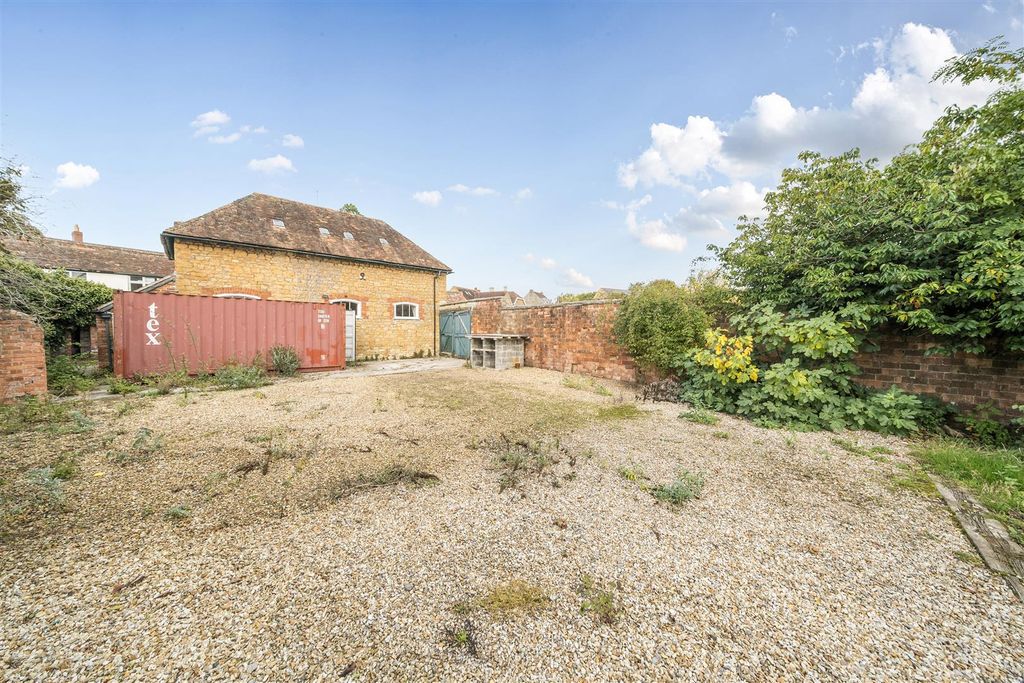 Property photo 3 of 23 Garden