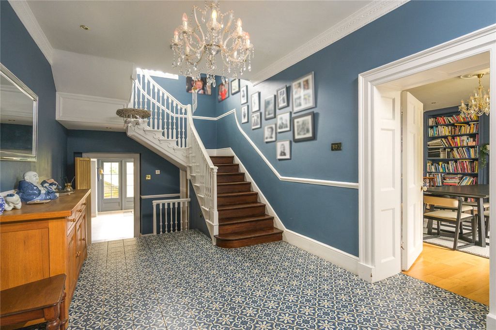 Property photo 2 of 38 Entrance Hall