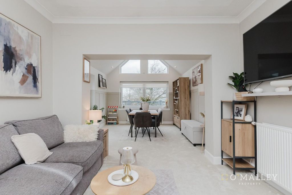 Property photo 3 of 13 Lounge