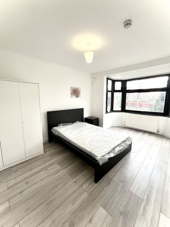 Property photo 2 of 10 Bedroom