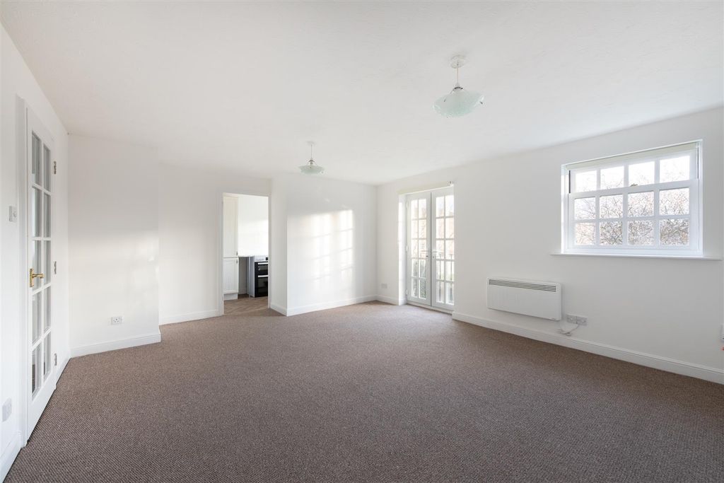 Property photo 2 of 11 Leigh Hunt Dr 6.Jpg