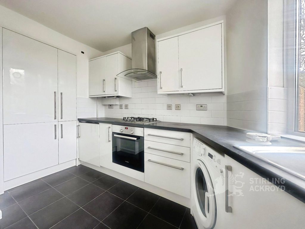 Property photo 3 of 10 Kitchen