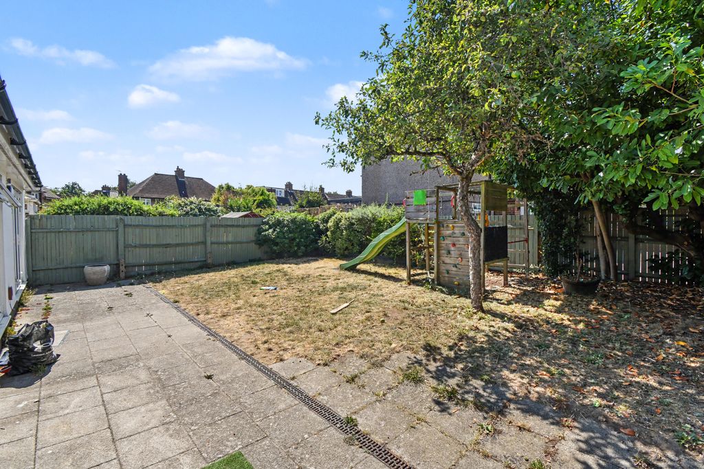 Property photo 3 of 14 33 Gonville Avenue, Croxley Green, Rickmansworth, Hertfordshire, Wd3 3By