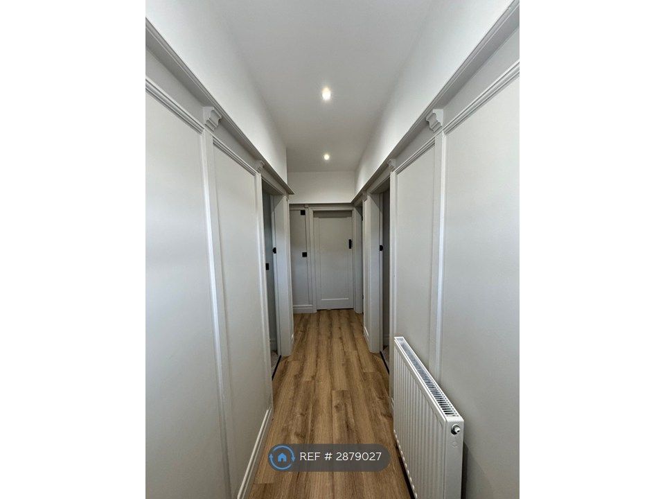 Property photo 2 of 11 Hallway