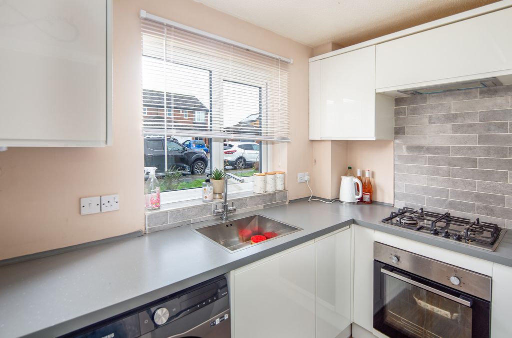 Property photo 3 of 12 Kitchen