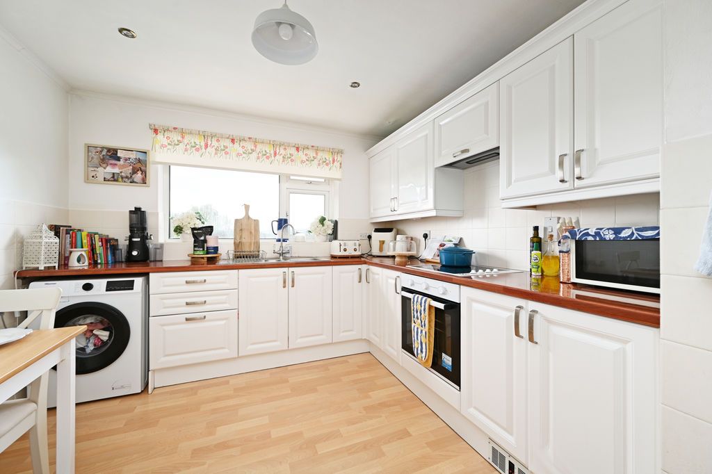 Property photo 3 of 18 Dining Kitchen