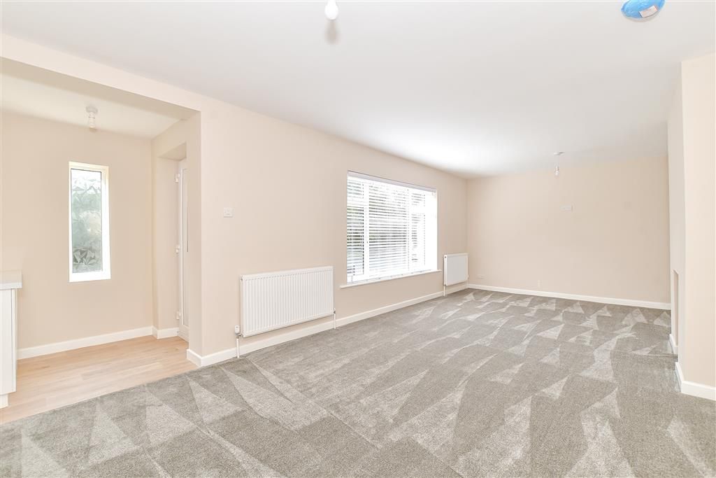 Property photo 3 of 13 Lounge