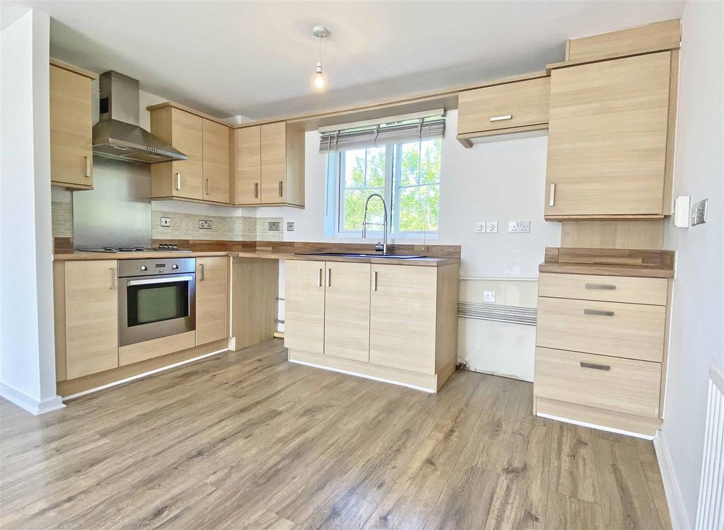 Property photo 2 of 15 Kitchen c.Jpg