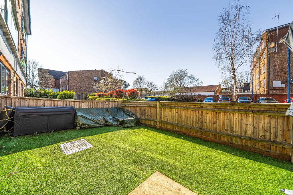 Property photo 2 of 17 Garden