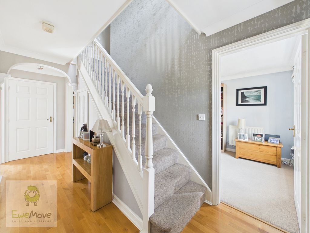 Property photo 2 of 38 Entrance Hall