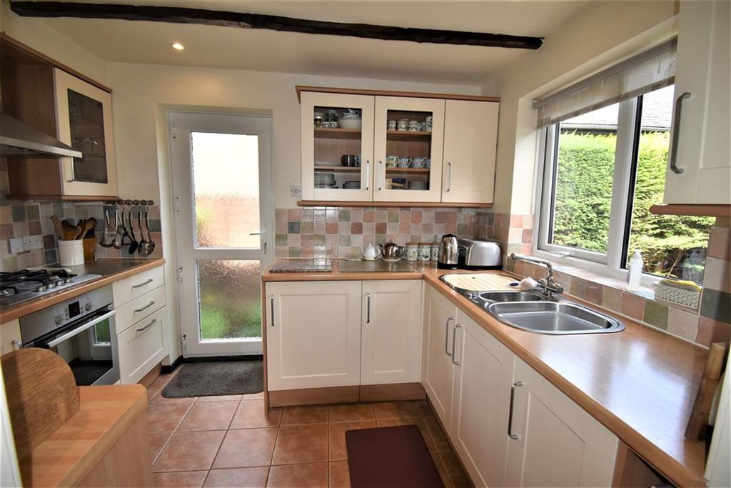 Property photo 2 of 18 Fitted Kitchen