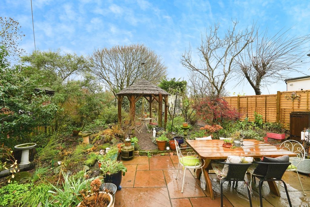 Property photo 2 of 18 Garden