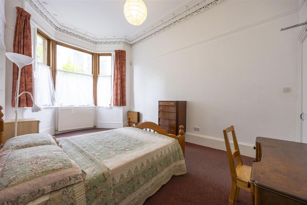 Property photo 2 of 17 0-2_56_Gibson_Street_Glasgow_014.Jpg