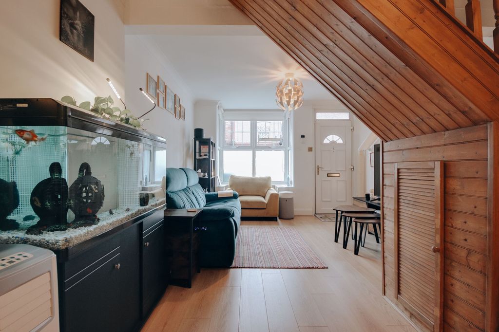 Property photo 1 of 12 Through-Lounge